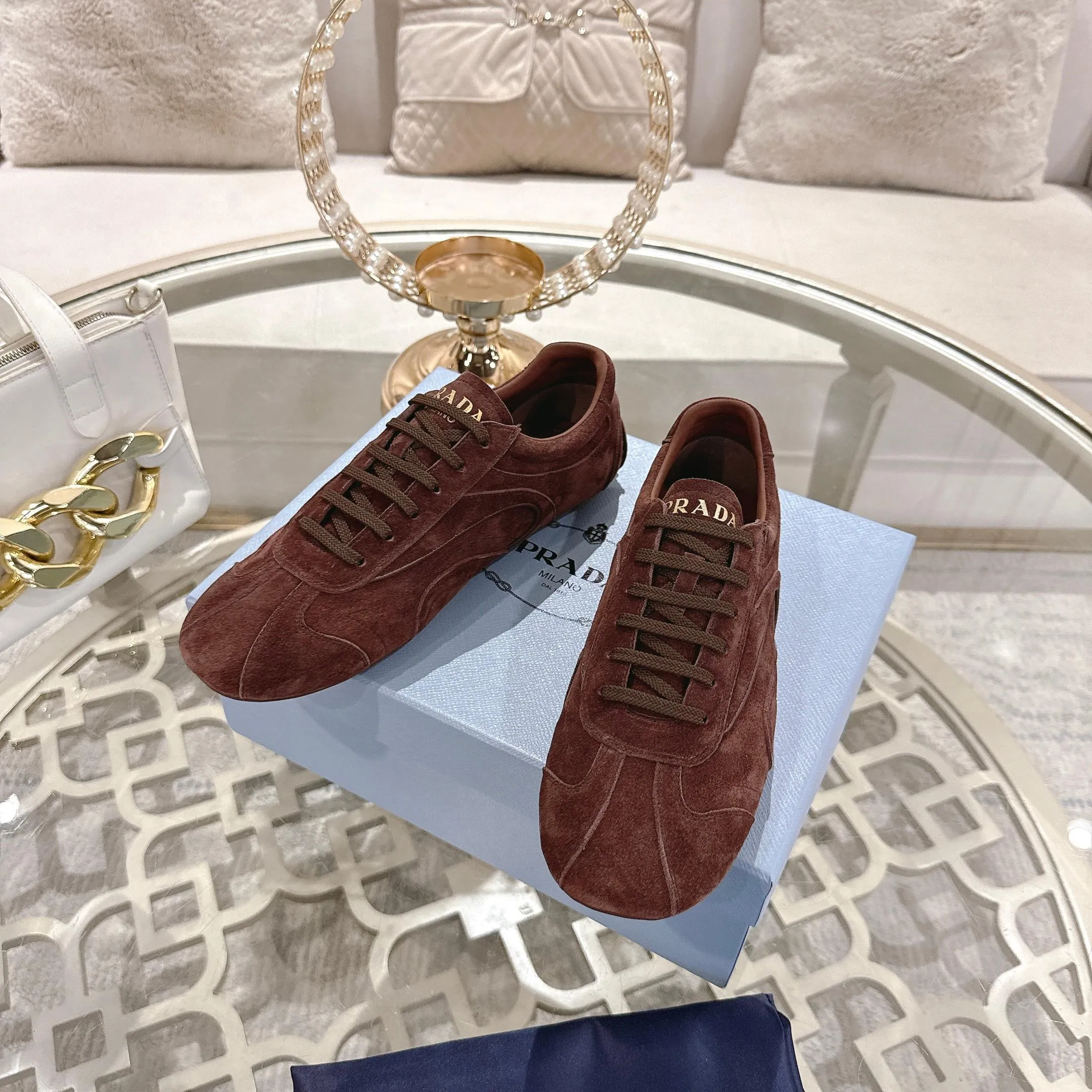 P600. PRADA for couples, casual shoes for couples, originally developed 1:1, made of high-mercerized cowhide, silk sheepskin lining, rubber outsole, comfortable and soft on the feet, size for women: 35 to 41. Male 38 to 45